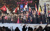 「世界大会」で表彰を受けるため各国から来日したヤクルトレディたち(2012年11月、神戸市中央区)