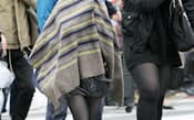寒さに身を縮めて歩く人たち(11月19日午前、東京・渋谷)