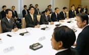 産業競争力会議の設置などを決めた日本経済再生本部の初会合に出席した（左から）甘利経済再生相、安倍首相、麻生副総理ら（1月8日午前、首相官邸）=共同