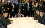 新経済連盟の三木谷代表理事（左から3人目）らとの意見交換会に出席した自民党の安倍総裁（右端）=共同