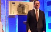 新5ユーロ札を紹介するドラギ欧州中銀総裁。ヨーロッパの語源となった「エウロペ」の肖像が透かしに用られた（10日、ドイツ・フランクフルト）=共同