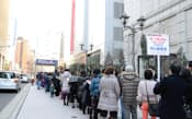 初売りの福袋を目当てに、三越銀座店には長い行列ができた(東京都中央区)