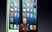 「iPhone5」を発表するアップルのクックCEO(2012年9月)