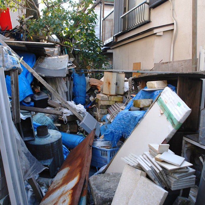 ゴミ屋敷の背景に どうするセルフネグレクト対策 日本経済新聞 ゴミ屋敷の背景に どうするセルフネグレクト対策 日本経済新聞