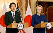 会談後、共同記者会見する岸田外相とクリントン米国務長官(1月18日、ワシントンの米国務省)=共同