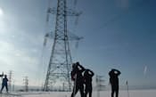 スキー板を履いた北海道電力の社員が送電線を見回った(当別町)