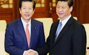 中国共産党の習近平総書記と会談した公明党の山口那津男代表(左)(1月25日、北京の人民大会堂)