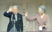 天皇誕生日を祝う一般参賀に訪れた人たちに手を振られる天皇、皇后両陛下(12月23日、皇居)　Takaki Kashiwabara