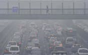 モータリゼーションの急進展も大気汚染の要因の一つ（北京市内）=共同