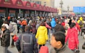 中華圏の春節（旧正月）をはさむ大型連休が始まり、帰省ラッシュで混雑する北京駅前（9日）