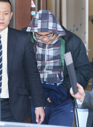 逮捕の片山容疑者 終始うつむき加減 遠隔操作事件 日本経済新聞