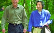 小泉首相とブッシュ米大統領の間には、広範な利害の一致があった。写真は両氏による初の日米首脳会談(2001年夏)=共同