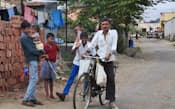 ユニリーバは農村市場の最前線に自転車部隊を配置する(インド西部の農村)