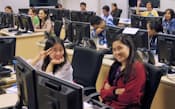 フィリピン・マニラ首都圏にある米EXLサービスの拠点で研修を受ける若い従業員たち