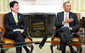 22日、ホワイトハウスでオバマ米大統領と会談する安倍首相（ワシントン）=代表撮影・共同
