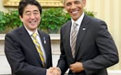 日米首脳会談を終えて握手を交わす安倍首相とオバマ大統領（2月22日、ワシントン）=代表撮影・共同