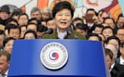 ソウルの国会前広場で開かれた就任式で演説する韓国の朴槿恵新大統領（25日）=共同