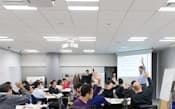 授業で活発な議論促す(グロービス経営大学院大阪校、2012年11月)