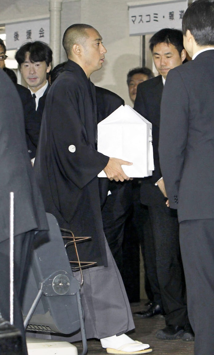 大名跡担った名優に別れ 市川団十郎さん葬儀 日本経済新聞 大名跡担った名優に別れ 市川団十郎さん葬儀 日本経済新聞