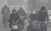 北京など中国の各都市で有害物質を含む濃霧が発生。当局は外出を控えるよう呼び掛けた(28日、北京市内)=共同