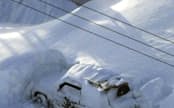 暴風雪で立ち往生し雪に埋まっていた、母子4人が乗っていた車（3日、北海道中標津町）=共同