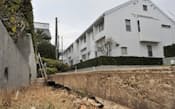 東日本大震災による液状化で段差ができた住宅地(2012年、千葉県浦安市)