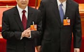 中国全人代に臨む習総書記(右)と胡錦濤国家主席（5日、北京の人民大会堂）=共同