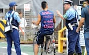 「自転車事故対策」で自転車利用者に注意喚起する警察官(2012年8月、東京都世田谷区)