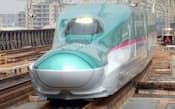国内最速となる時速320キロでの試乗会のため、JR大宮駅に入線する東北新幹線のE5系車両（7日）=共同