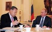 ロシアのプーチン大統領(右)と会談する森元首相=2月21日、モスクワのクレムリン（共同）