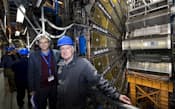 アトラス検出器を見学にしにきた「ヒッグス粒子」を提唱したピーター・ヒッグス英エディンバラ大学名誉教授（右）=CERN提供