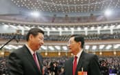 中国全人代が17日閉幕。胡錦濤前国家主席(右)と握手する習近平国家主席（北京の人民大会堂）=新華社・共同
