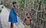 子どもの笑顔があふれる農村。この村で中学1年の少女が売られた(14日、インド東部の西ベンガル州)