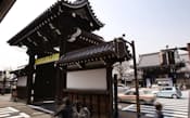 建立後約300年の間に、3回移築された西本願寺の総門(京都市下京区)