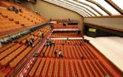 内覧会で報道陣に公開された歌舞伎座の客席と舞台(24日、東京都中央区)