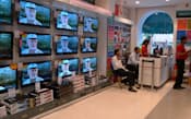 インドではテレビ市場が縮小している（インド西部ムンバイのタタ系家電量販店）