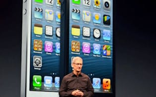 iPhone5を発表するアップルのクックCEO(2012年9月12日、米サンフランシスコ)