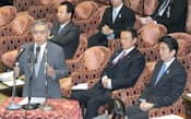 衆院予算委で答弁する日銀の黒田総裁(2日午前)
