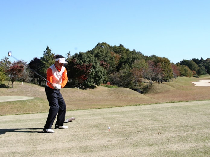 体の重さをヘッドに 力いらずの飛ばしの極意 上 日本経済新聞 体の重さをヘッドに 力いらずの飛ばしの極意 上 日本経済新聞