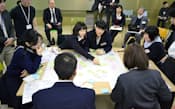 2012年12月に開かれた「高校生熟議」で、スマホの問題点を討論する高校生たち（東京都中央区）