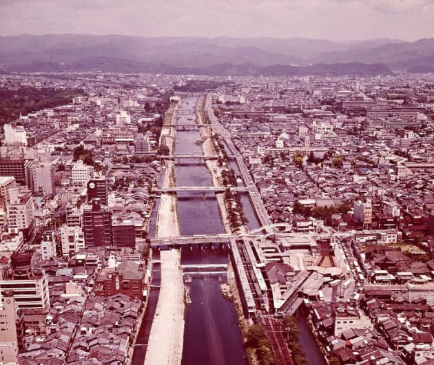 暗渠になる前の琵琶湖疎水の上に、京阪電鉄の三条駅が広がっていた（写真中央下、三条大橋の右側）