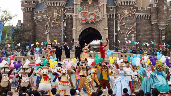 東京ディズニーランド30周年 開園前に1万5000人 日本経済新聞 東京ディズニーランド30周年 開園前に1万5000人 日本経済新聞