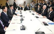 経済財政諮問会議で安倍首相は日本型資本主義の模索を指示した(18日、首相官邸)