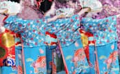 今年の「総をどり」の衣装は、袖下が花傘と宝づくしのデザイン(京都市東山区の祇園甲部歌舞練場)