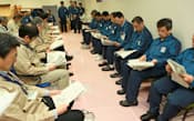 福島第1原発の免震重要棟内で開かれた自治体と東電の協議(24日、代表撮影)
