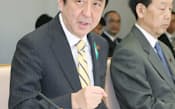 政府は4月18日の経済財政諮問会議で日本型資本主義を議論する専門調査会の設置を決めた。写真は同会議であいさつする安倍首相(4月18日午前、首相官邸)