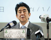 1日、安倍首相は訪問先のサウジアラビアでも財政健全化の目標堅持にふれた=共同 1日、安倍首相は訪問先のサウジアラビアでも財政健全化の目標堅持にふれた=共同