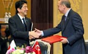 原発受注で政府間合意。署名式でトルコのエルドアン首相（右）と握手を交わす安倍首相（3日、アンカラ）=代表撮影・共同