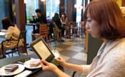 都内のカフェでは電子書籍を楽しむ消費者が増えている(ソニーの電子書籍端末を読む大学生)