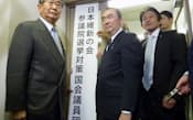 日本維新の会の国会議員団本部で看板を掛ける石原共同代表(左)ら=8日午後、東京都港区